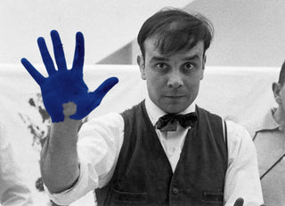 Découvrez l'univers d'Yves Klein, créateur du célèbre bleu IKB. De ses performances aux archives de sa fondation, plongez dans l'histoire d'un génie de l'art.