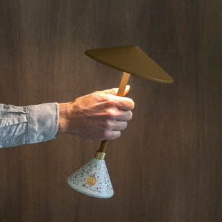 Découvrez les luminaires éco-conçus Jurie & Jarre chez CQFD. Design haut de gamme, matériaux recyclés, fabrication artisanale pour un objet 100% made in France.