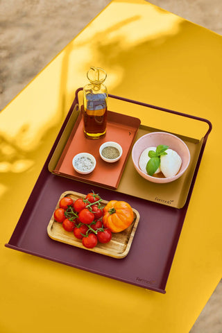 Découvrez le plateau Alto de Fermob en acier plié. Un design aérien et coloré pour l'intérieur et l'extérieur. L'excellence du savoir-faire français à table.