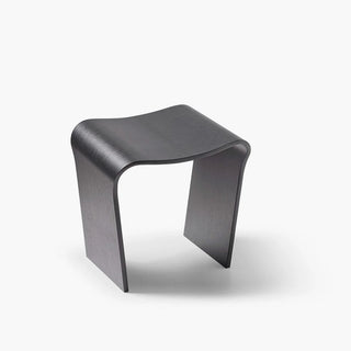 La chaise Uhin d’Alki est une réédition d’un meuble iconique créé en 1961 par Nestor Basterretxea, figure majeure du design industriel basque. 