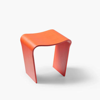 La chaise Uhin d’Alki est une réédition d’un meuble iconique créé en 1961 par Nestor Basterretxea, figure majeure du design industriel basque. 