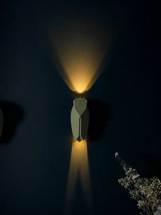 Découvrez l'applique cigale lumineuse Monochromic en céramique chez CQFD Avignon. Design outdoor/indoor, fabriquée à la main dans le Sud.