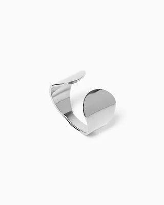 Découvrez la bague argentée Cléon de Chic Alors chez CQFD Avignon. Un modèle ajustable en laiton argenté aux lignes épurées, fabriqué en France.