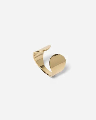 Découvrez la bague dorée Cléon de Chic Alors chez CQFD Avignon. Un modèle ajustable en or fin 24 carats aux lignes épurées, fabriqué en France.