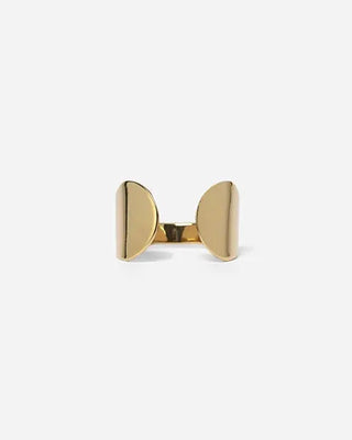 Découvrez la bague dorée Cléon de Chic Alors chez CQFD Avignon. Un modèle ajustable en or fin 24 carats aux lignes épurées, fabriqué en France.