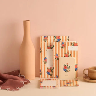 Découvrez le bloc-notes Nonna de Season Paper chez CQFD Avignon. 75 pages détachables au charme rétro et fleuri, éco-conçues et fabriquées en France.
