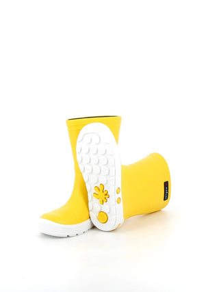Découvrez les bottes de pluie Airport Méduse® jaunes. Imperméables, anti-glisse et 100% recyclables. Le grand classique français pour enfants chez CQFD Avignon.