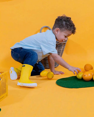Découvrez les bottes de pluie Airport Méduse® jaunes. Imperméables, anti-glisse et 100% recyclables. Le grand classique français pour enfants chez CQFD Avignon.