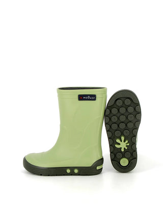 Découvrez les bottes de pluie Airport Méduse® coloris olive. Imperméables, anti-glisse et 100% recyclables. Le savoir-faire français pour enfants chez CQFD Avignon.