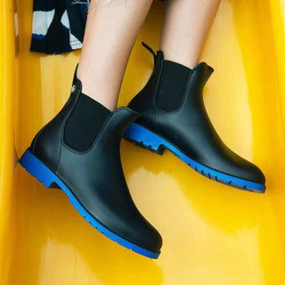 Découvrez les bottines Jumpy Méduse® marine et bleu. Imperméables, durables 15 ans et 100% recyclables. Le savoir-faire français pour enfants chez CQFD Avignon.