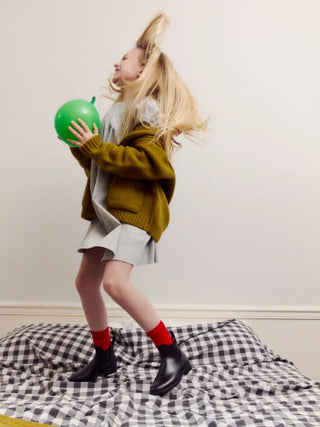 Équipez-vous et vos enfants pour la pluie avec les bottines Jumpy noir de Méduse chez CQFD Avignon. Imperméables, faciles à enfiler et 100% Made in France !