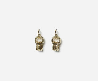 Découvrez les boucles d'oreilles Avi de Chic Alors chez CQFD Avignon. Un design géométrique d'anneaux entrelacés en or fin 24 carats, fabriqué à Paris.