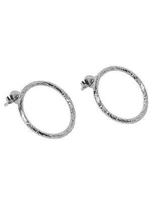 Adoptez les créoles gravées Babette Small Argent Chic Alors chez CQFD Avignon. Métal argenté & tiges argent 925. Graphiques, légères & 100% Made in France !