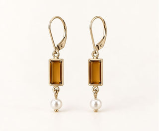 Craquez pour les boucles Betty Ambre de Chic Alors chez CQFD Avignon. Cristal upcyclé, doré 24K & tiges argent 925. Solaire, chic & 100% Made in France !