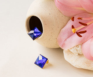 Craquez pour les boucles Candy Bleu Saphir Chic Alors chez CQFD Avignon. Cristal upcyclé & doré 24K. Confortables, chic & 100% Made in France !