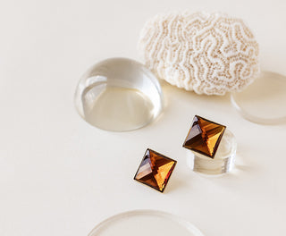 Craquez pour les boucles Candy Topaze Chic Alors chez CQFD Avignon. Cristal upcyclé & doré 24K. Confortables, ambrées & 100% Made in France !