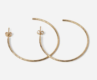 Découvrez les grandes créoles martelées Céleste de Chic Alors chez CQFD Avignon. Des boucles fines en or fin 24k ou argenté, légères et fabriquées en France.