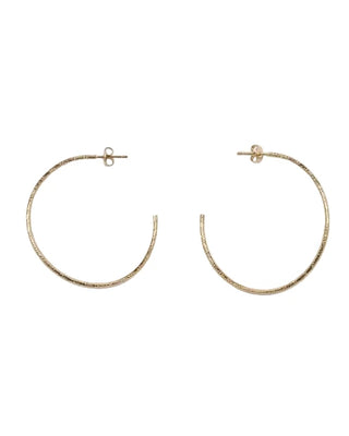 Découvrez les grandes créoles martelées Céleste de Chic Alors chez CQFD Avignon. Des boucles fines en or fin 24k ou argenté, légères et fabriquées en France.