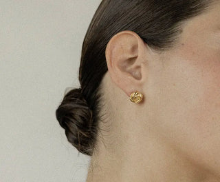 Découvrez les puces d'oreilles Cléo de Chic Alors chez CQFD Avignon. Un motif bouton d'or texturé en étain recyclé 24k et argent 925, fabriqué à Paris.