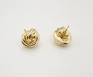 Découvrez les puces d'oreilles Cléo de Chic Alors chez CQFD Avignon. Un motif bouton d'or texturé en étain recyclé 24k et argent 925, fabriqué à Paris.