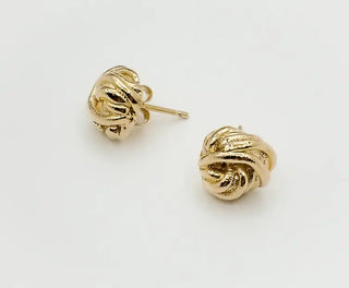 Découvrez les puces d'oreilles Cléo de Chic Alors chez CQFD Avignon. Un motif bouton d'or texturé en étain recyclé 24k et argent 925, fabriqué à Paris.