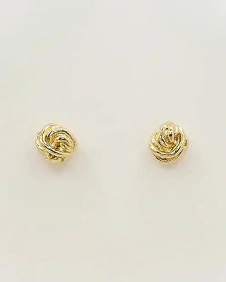 Découvrez les puces d'oreilles Cléo de Chic Alors chez CQFD Avignon. Un motif bouton d'or texturé en étain recyclé 24k et argent 925, fabriqué à Paris.