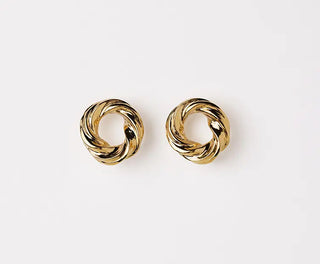 Découvrez les boucles d'oreilles Colette de Chic Alors chez CQFD Avignon. Des puces rondes torsadées en or fin 24 carats, sculptées et fabriquées à Paris.