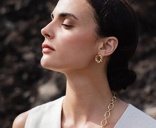 Découvrez les boucles d'oreilles Colette de Chic Alors chez CQFD Avignon. Des puces rondes torsadées en or fin 24 carats, sculptées et fabriquées à Paris.