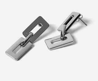 Découvrez les boucles pendantes Karl Argent de Chic Alors chez CQFD Avignon. Design géométrique en laiton argenté et argent 925, fabriqué à Paris.