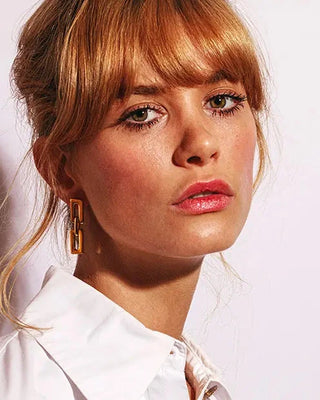 Découvrez les boucles pendantes Karl de Chic Alors chez CQFD Avignon. Un design géométrique en maillons dorés à l'or fin 24k et argent 925, fabriqué à Paris.