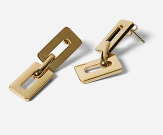 Découvrez les boucles pendantes Karl de Chic Alors chez CQFD Avignon. Un design géométrique en maillons dorés à l'or fin 24k et argent 925, fabriqué à Paris.