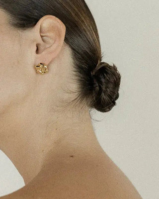 Découvrez les puces d'oreilles Lou de Chic Alors chez CQFD Avignon. Un motif mini-nœud en étain recyclé doré 24k et argent 925, fabriqué à Paris.