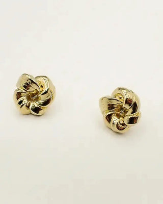 Découvrez les puces d'oreilles Lou de Chic Alors chez CQFD Avignon. Un motif mini-nœud en étain recyclé doré 24k et argent 925, fabriqué à Paris.