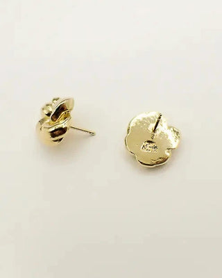 Découvrez les puces d'oreilles Lou de Chic Alors chez CQFD Avignon. Un motif mini-nœud en étain recyclé doré 24k et argent 925, fabriqué à Paris.
