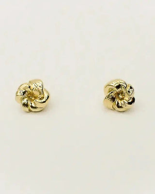 Découvrez les puces d'oreilles Lou de Chic Alors chez CQFD Avignon. Un motif mini-nœud en étain recyclé doré 24k et argent 925, fabriqué à Paris.