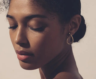 Découvrez les boucles d'oreilles Lowi de Chic Alors chez CQFD Avignon. Un design de goutte plaquée en or fin 24 carats texturé, fabriqué à Paris.