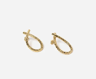 Découvrez les boucles d'oreilles Lowi de Chic Alors chez CQFD Avignon. Un design de goutte plaquée en or fin 24 carats texturé, fabriqué à Paris.
