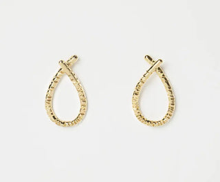 Découvrez les boucles d'oreilles Lowi de Chic Alors chez CQFD Avignon. Un design de goutte plaquée en or fin 24 carats texturé, fabriqué à Paris.