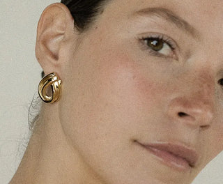 Découvrez les boucles d'oreilles Néoli de Chic Alors chez CQFD Avignon. Un design de goutte sculptée en or fin 24 carats, fabriqué à Paris en petite série.