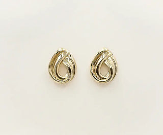 Découvrez les boucles d'oreilles Néoli de Chic Alors chez CQFD Avignon. Un design de goutte sculptée en or fin 24 carats, fabriqué à Paris en petite série.