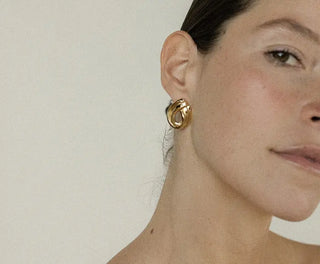 Découvrez les boucles d'oreilles Néoli de Chic Alors chez CQFD Avignon. Un design de goutte sculptée en or fin 24 carats, fabriqué à Paris en petite série.