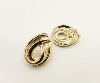 Découvrez les boucles d'oreilles Néoli de Chic Alors chez CQFD Avignon. Un design de goutte sculptée en or fin 24 carats, fabriqué à Paris en petite série.