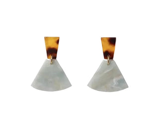 Craquez pour les boucles d'oreilles géométriques Nina de Chic Alors chez CQFD Avignon. En résine d'Italie, ultra-légères & faites main à Paris. Made in France !
