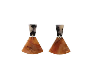 Craquez pour les boucles d'oreilles géométriques Nina de Chic Alors chez CQFD Avignon. En résine d'Italie, ultra-légères & faites main à Paris. Made in France !