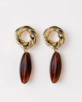 Découvrez les boucles pendantes Norma Brun de Chic Alors chez CQFD Avignon. Un modèle vintage en or fin 24k et cristal de verre brun, fabriqué à Paris.