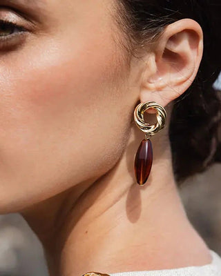 Découvrez les boucles pendantes Norma Brun de Chic Alors chez CQFD Avignon. Un modèle vintage en or fin 24k et cristal de verre brun, fabriqué à Paris.