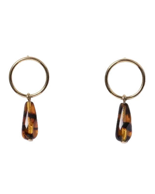 Découvrez les boucles d'oreilles Œil de tigre de Chic Alors chez CQFD Avignon. Un modèle en or fin et perle en verre vintage chinée, fabriqué à Paris en série limitée.