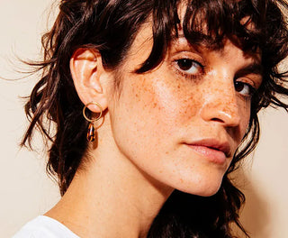 Découvrez les boucles d'oreilles Œil de tigre de Chic Alors chez CQFD Avignon. Un modèle en or fin et perle en verre vintage chinée, fabriqué à Paris en série limitée.