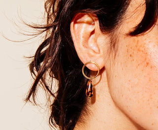 Découvrez les boucles d'oreilles Œil de tigre de Chic Alors chez CQFD Avignon. Un modèle en or fin et perle en verre vintage chinée, fabriqué à Paris en série limitée.