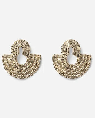 Découvrez les boucles Olympe de Chic Alors chez CQFD Avignon. Un modèle signature en or fin 24 carats au design de cercles martelés fabriqué à Paris.